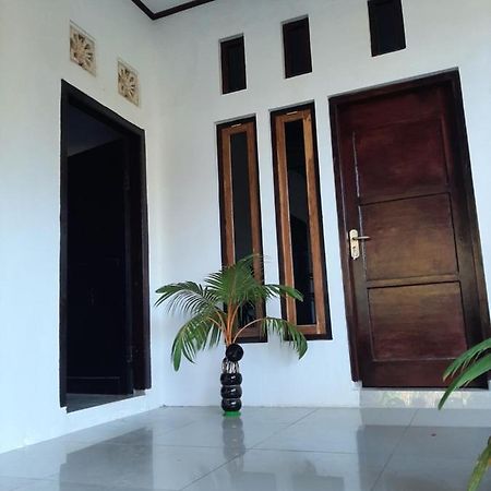 Riung Tiga Empat Tujuh Guesthouse Bagian luar foto