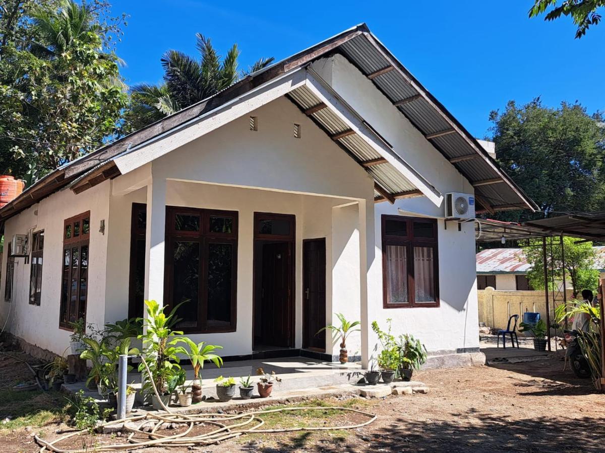 Riung Tiga Empat Tujuh Guesthouse Bagian luar foto