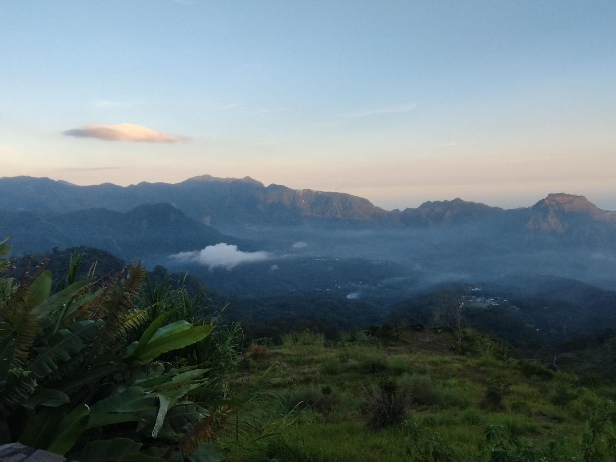 Riung Tiga Empat Tujuh Guesthouse Bagian luar foto