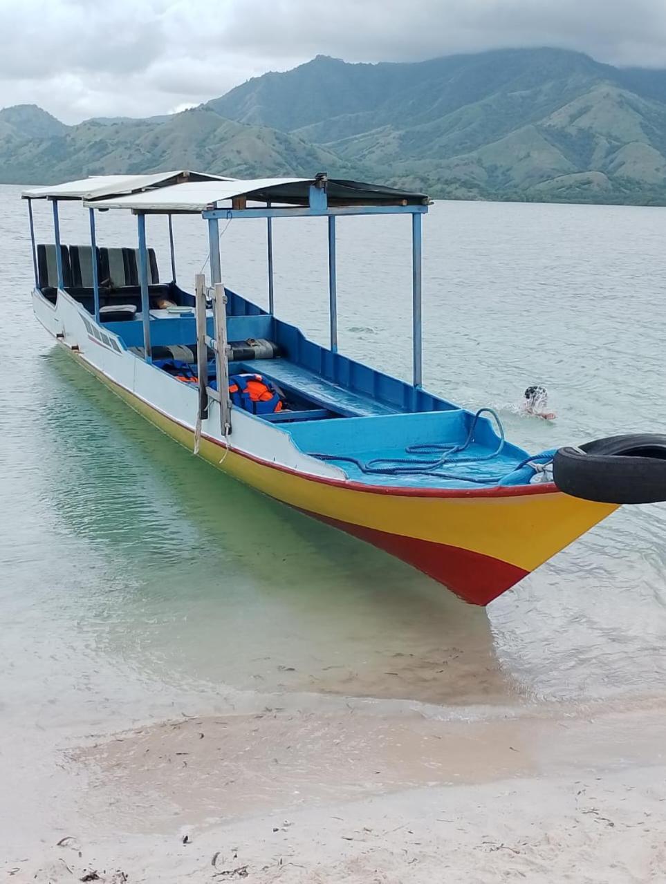 Riung Tiga Empat Tujuh Guesthouse Bagian luar foto